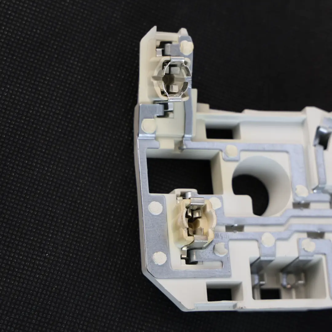 Support Douille Ampoule Intérieur Arrière Droit pour Volkswagen Jetta A6 à propos du numéro de pièce 5C6945260B Volkswagen Jetta A6 Support Douille Ampoule Intérieur Arrière Droit - SKU 5C6945260B - Numéro de pièce 5C6945260B