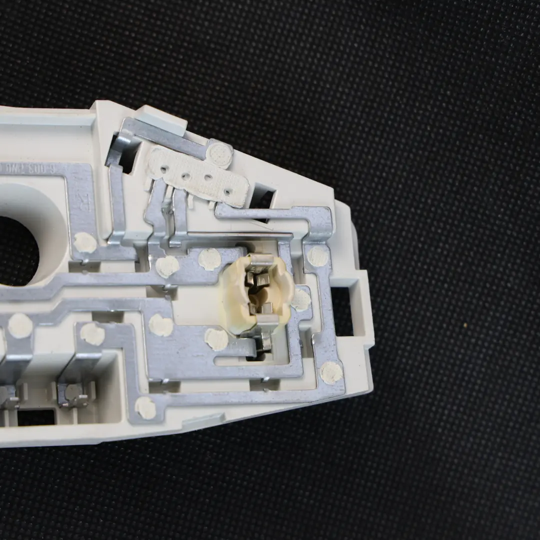 Portalámparas Interior Trasero Derecho para Volkswagen Jetta A6 con número de pieza 5C6945260B Volkswagen Jetta A6 Portalámparas Interior Trasero Derecho - SKU 5C6945260B - Número de pieza 5C6945260B