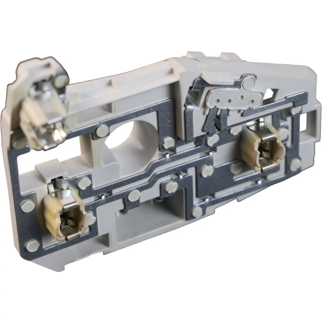 Portalámparas Interior Trasero Derecho para Volkswagen Jetta A6 con número de pieza 5C6945260B Volkswagen Jetta A6 Portalámparas Interior Trasero Derecho - SKU 5C6945260B - Número de pieza 5C6945260B