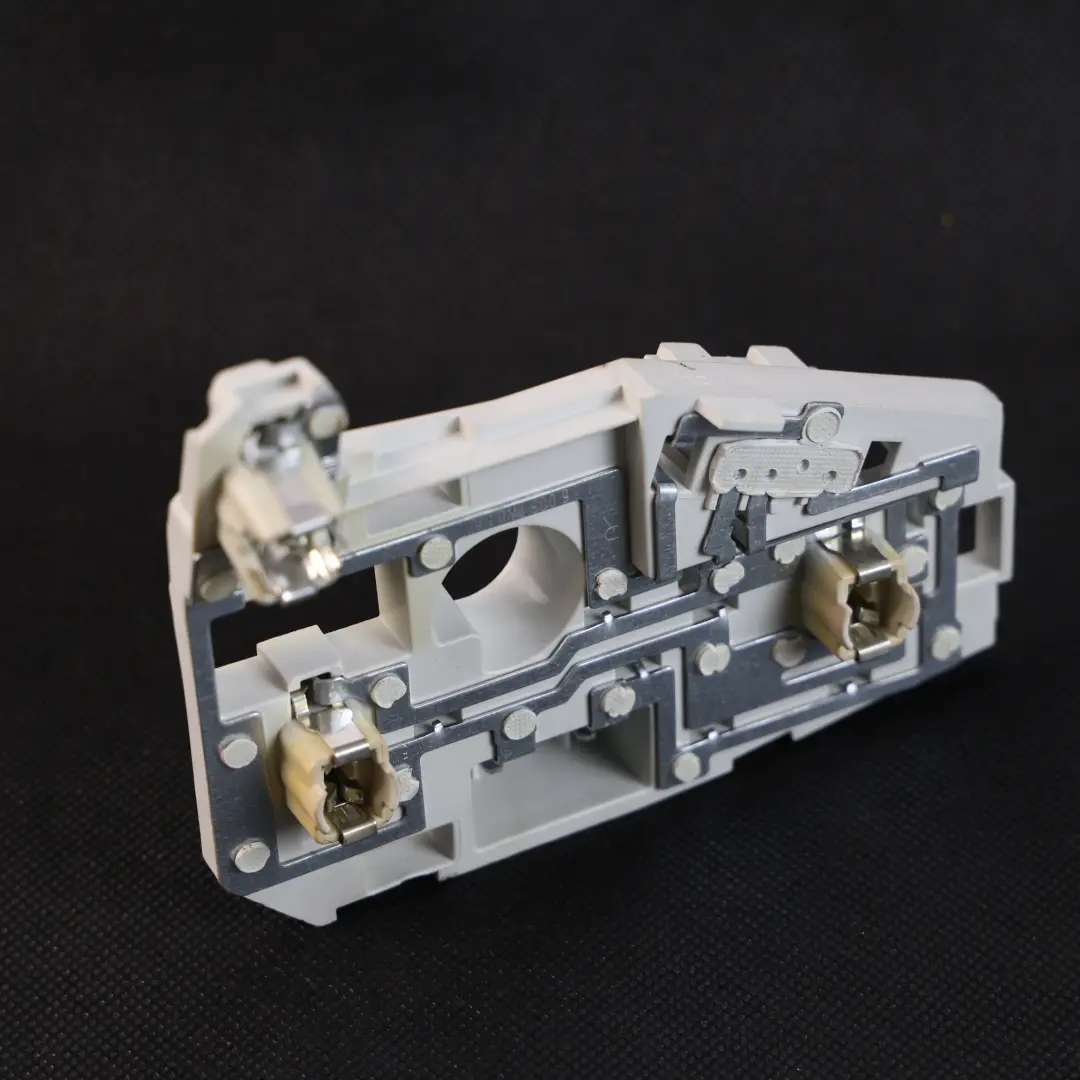 Volkswagen Jetta A6 Support Douille Ampoule Intérieur Arrière Droit - SKU 5C6945260B - Numéro de pièce 5C6945260B