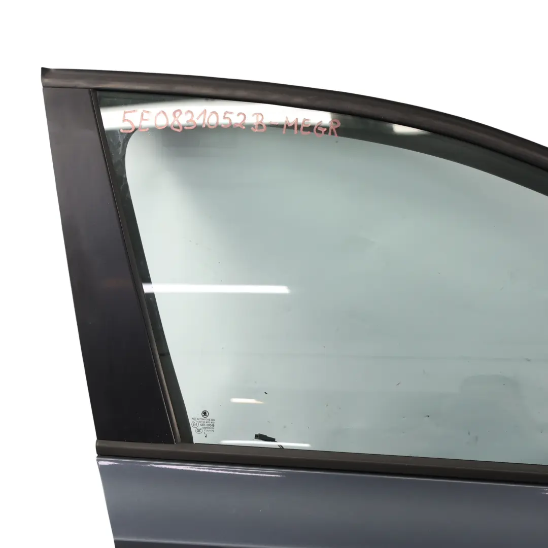 Skoda Octavia MK3 Panneau Couverture Porte Avant Droite Métal Gris Métallisé F7Y - SKU 5E0831052B-MEGR - Numéro de pièce 5E0831052B