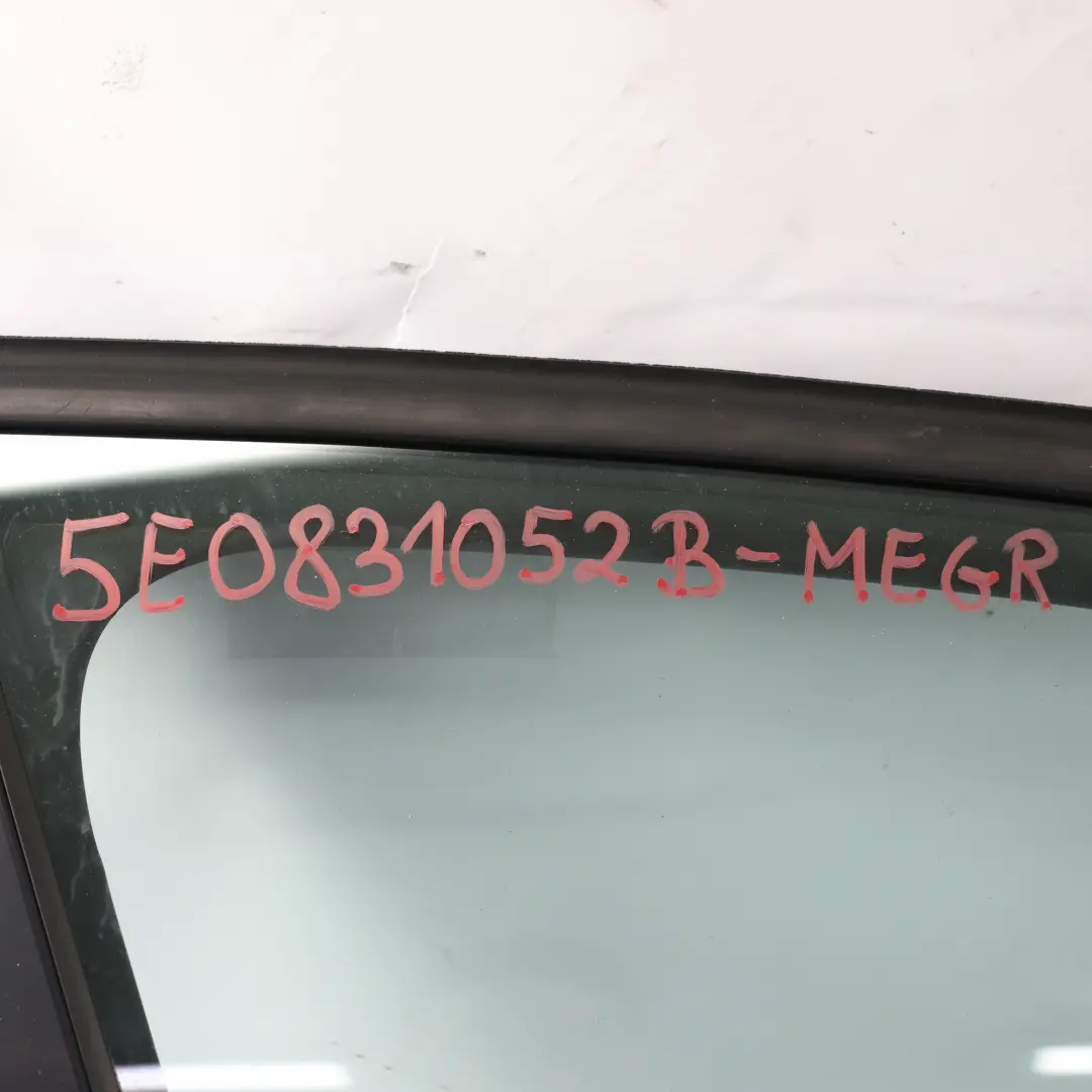 Skoda Octavia MK3 Panneau Couverture Porte Avant Droite Métal Gris Métallisé F7Y - SKU 5E0831052B-MEGR - Numéro de pièce 5E0831052B