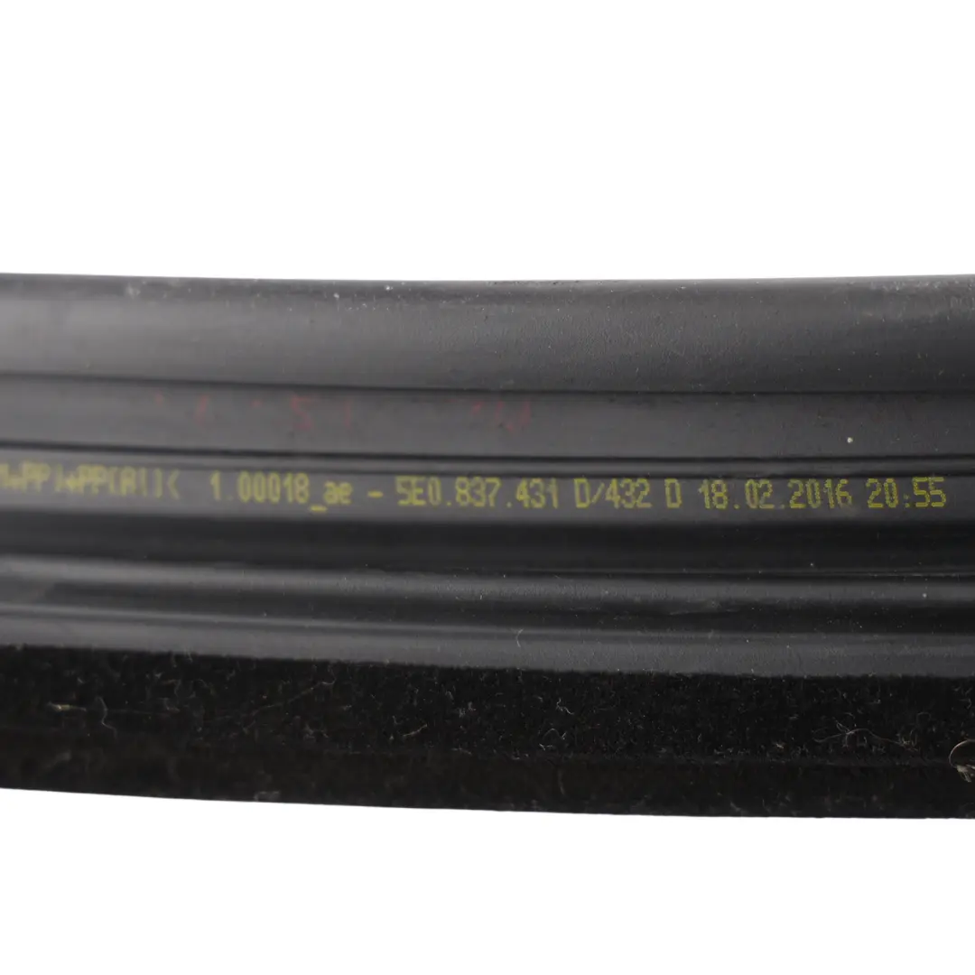 Mk3 Uszczelka Ramy Szyby Drzwi Przednich Lewy do Skoda Octavia o numerze 5E0837431D Skoda Octavia Mk3 Uszczelka Ramy Szyby Drzwi Przednich Lewy - SKU 5E0837431D - Numer Części 5E0837431D