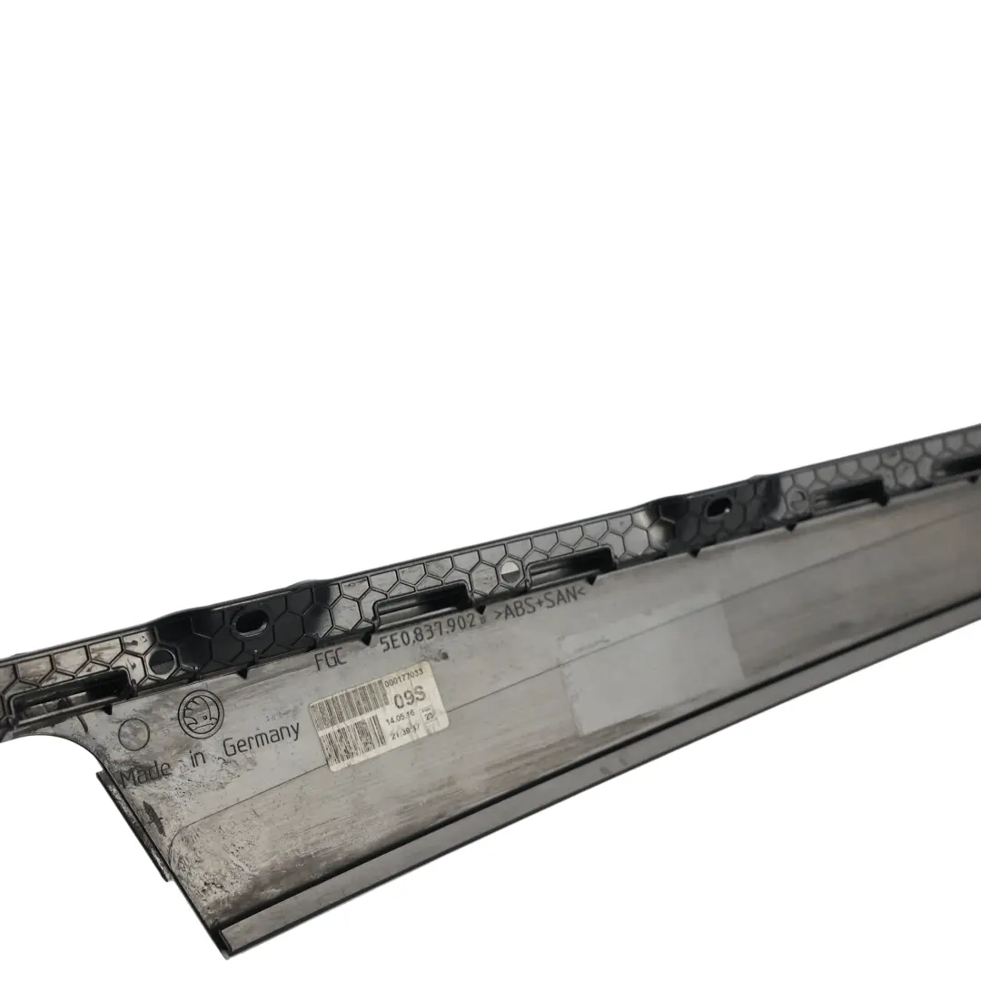 Skoda Octavia MK3 Rivestimento Telaio Finestrino Montante B Anteriore Destro - SKU 5E0837902B - Numero di parte 5E0837902B