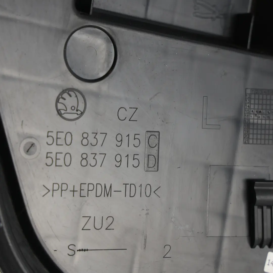 Skoda Octavia 5E MK3 Boczek Tylnych Lewych Drzwi - SKU 5E0837915C - Numer Części 5E0837915C