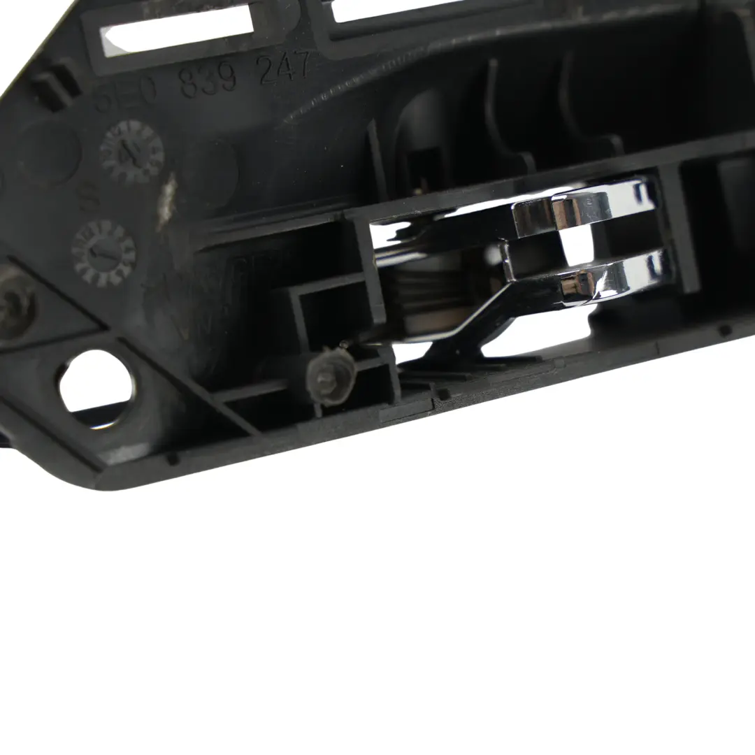 Klamka Wewnętrzna Drzwi Przód Tył Lewa 5E0898225 do Skoda Octavia 5E o numerze 5E0839247 Skoda Octavia 5E Klamka Wewnętrzna Drzwi Przód Tył Lewa 5E0898225 - SKU 5E0839247 - Numer Części 5E0839247