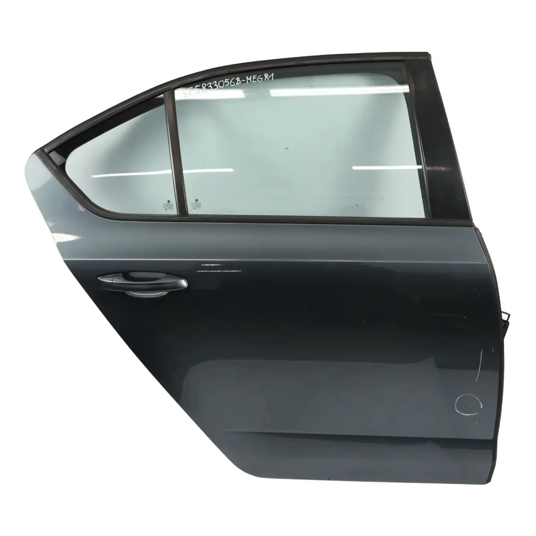 Panel Drzwi Tylny Prawy Szary Metal Grey F7Y do Skoda Octavia 5E o numerze 5E5833056B Skoda Octavia 5E Panel Drzwi Tylny Prawy Szary Metal Grey F7Y - SKU 5E5833056B-MEGR1 - Numer Części 5E5833056B