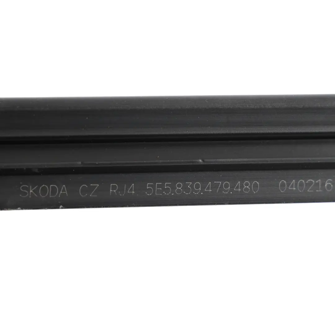 MK3 Moldura Burlete Puerta Trasera Interior Izquierda 5E9839477 para Skoda Octavia con número de pieza 5E5839479 Skoda Octavia MK3 Moldura Burlete Puerta Trasera Interior Izquierda 5E9839477 - SKU 5E5839479 - Número de pieza 5E5839479