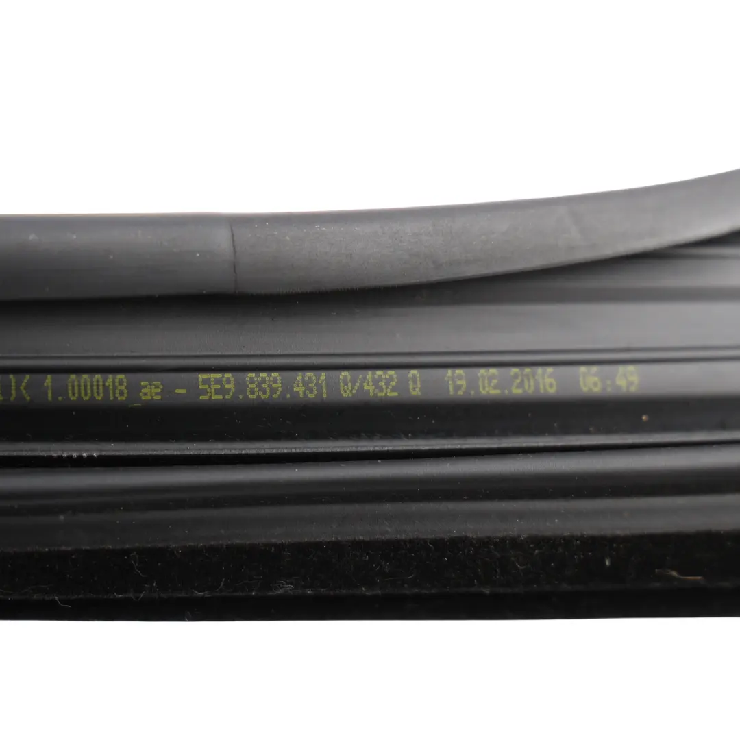 Guarnizione Telaio Finestrino Posteriore Destro per Skoda Octavia 5E con numero di parte 5E9839432Q Skoda Octavia 5E Guarnizione Telaio Finestrino Posteriore Destro - SKU 5E9839432Q - Numero di parte 5E9839432Q