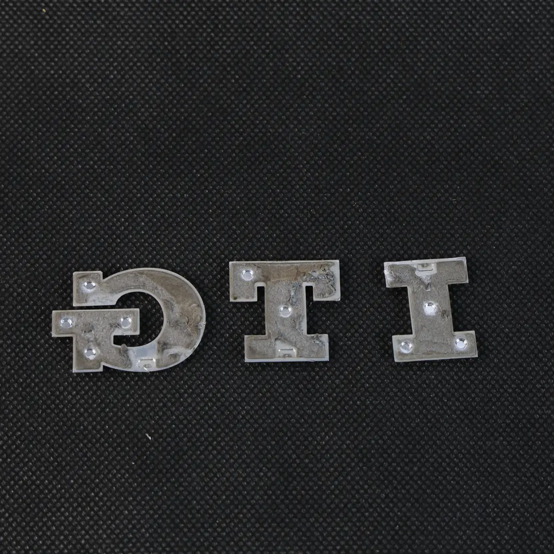 Volkswagen Golf GTI 5G Emblème Logo Badge Lettrage GTI Arrière - SKU 5G0853675AC - Numéro de pièce 5G0853675AC