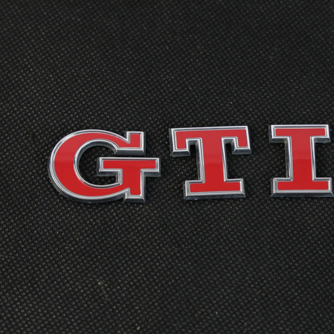 Volkswagen Golf GTI 5G Emblema Logo Posteriore Scritta GTI - SKU 5G0853675AC - Numero di parte 5G0853675AC