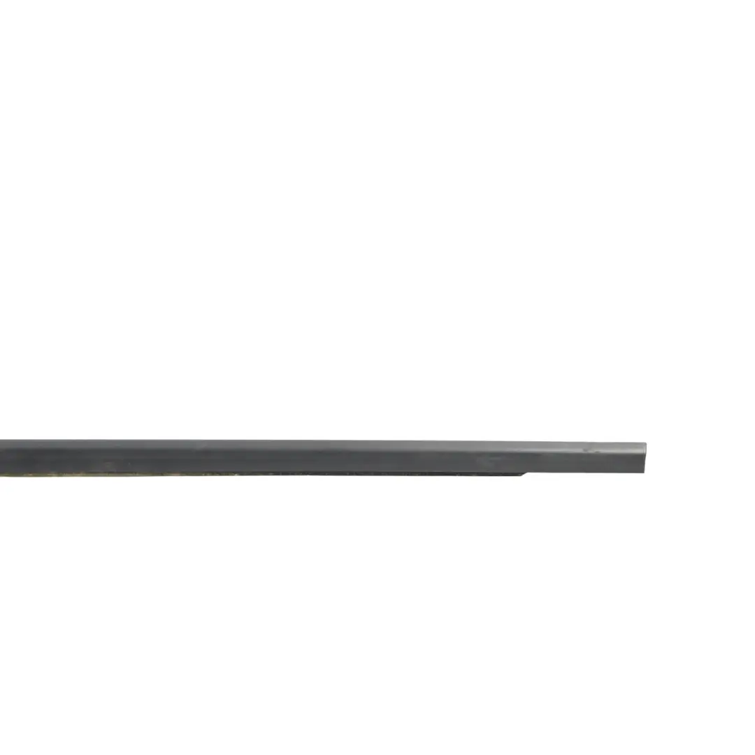 Baguette Vitre Porte Arrière Gauche pour Volkswagen Golf CD1 à propos du numéro de pièce 5H4839477A Volkswagen Golf CD1 Baguette Vitre Porte Arrière Gauche - SKU 5H4839477A - Numéro de pièce 5H4839477A