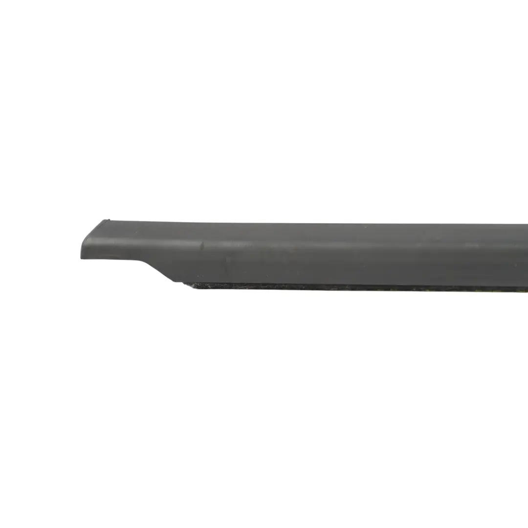 Baguette Vitre Porte Arrière Gauche pour Volkswagen Golf CD1 à propos du numéro de pièce 5H4839477A Volkswagen Golf CD1 Baguette Vitre Porte Arrière Gauche - SKU 5H4839477A - Numéro de pièce 5H4839477A