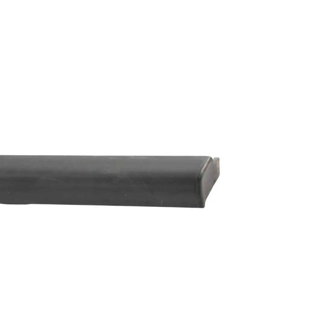 Baguette Vitre Porte Arrière Gauche pour Volkswagen Golf CD1 à propos du numéro de pièce 5H4839477A Volkswagen Golf CD1 Baguette Vitre Porte Arrière Gauche - SKU 5H4839477A - Numéro de pièce 5H4839477A