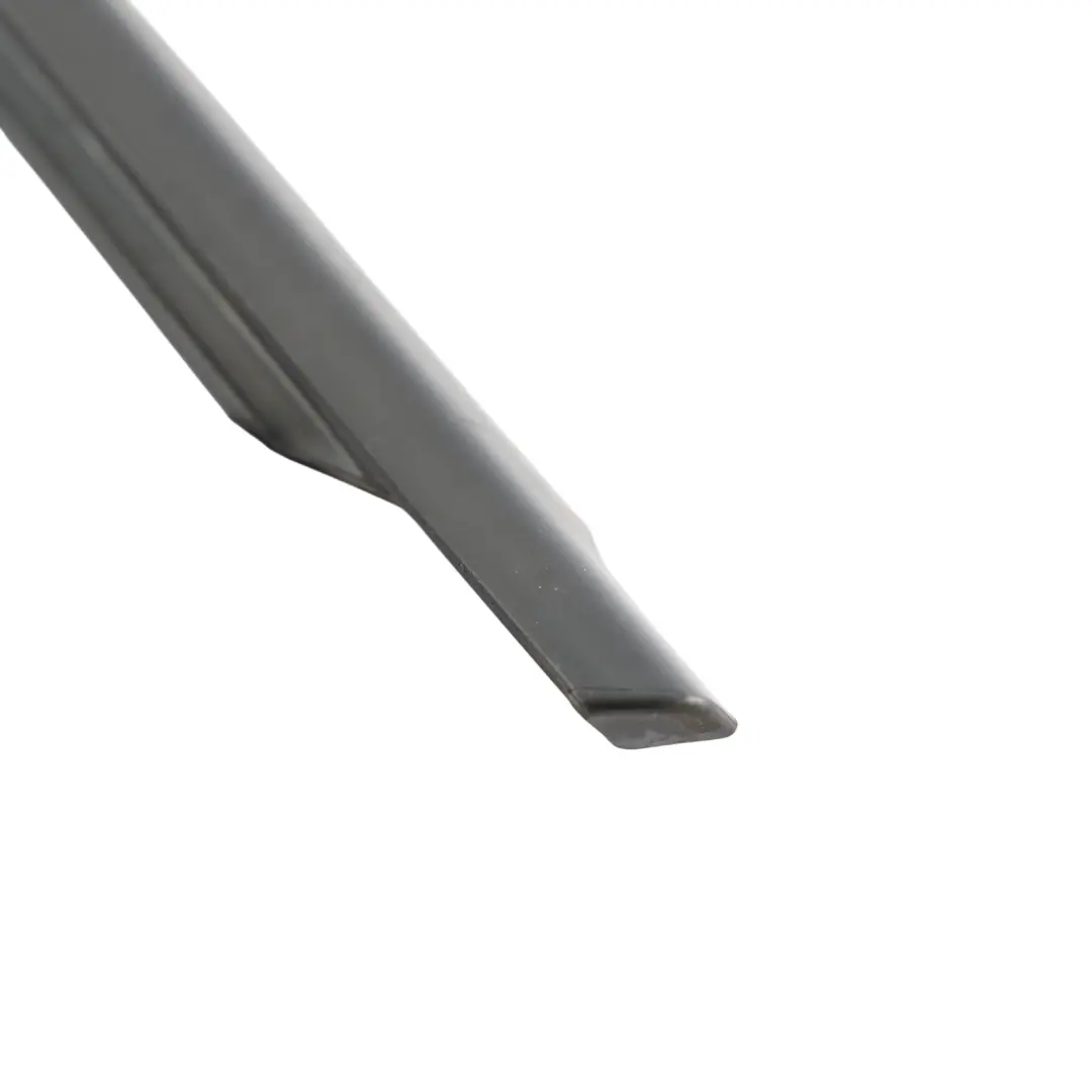 Baguette Vitre Porte Arrière Gauche pour Volkswagen Golf CD1 à propos du numéro de pièce 5H4839477A Volkswagen Golf CD1 Baguette Vitre Porte Arrière Gauche - SKU 5H4839477A - Numéro de pièce 5H4839477A