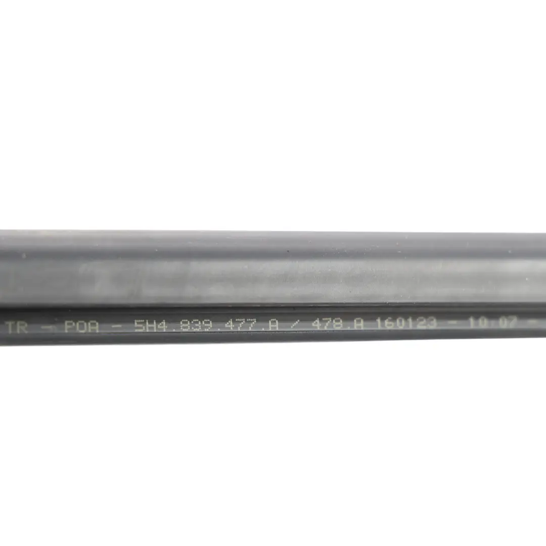 Baguette Vitre Porte Arrière Gauche pour Volkswagen Golf CD1 à propos du numéro de pièce 5H4839477A Volkswagen Golf CD1 Baguette Vitre Porte Arrière Gauche - SKU 5H4839477A - Numéro de pièce 5H4839477A
