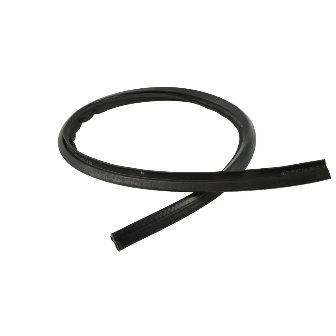 Joint Étanchéité Capot Caoutchouc pour Skoda Fabia 54 58 5J Roomster 5J à propos du numéro de pièce 5J0823723 Skoda Fabia 54 58 5J Roomster 5J Joint Étanchéité Capot Caoutchouc - SKU 5J0823723 - Numéro de pièce 5J0823723