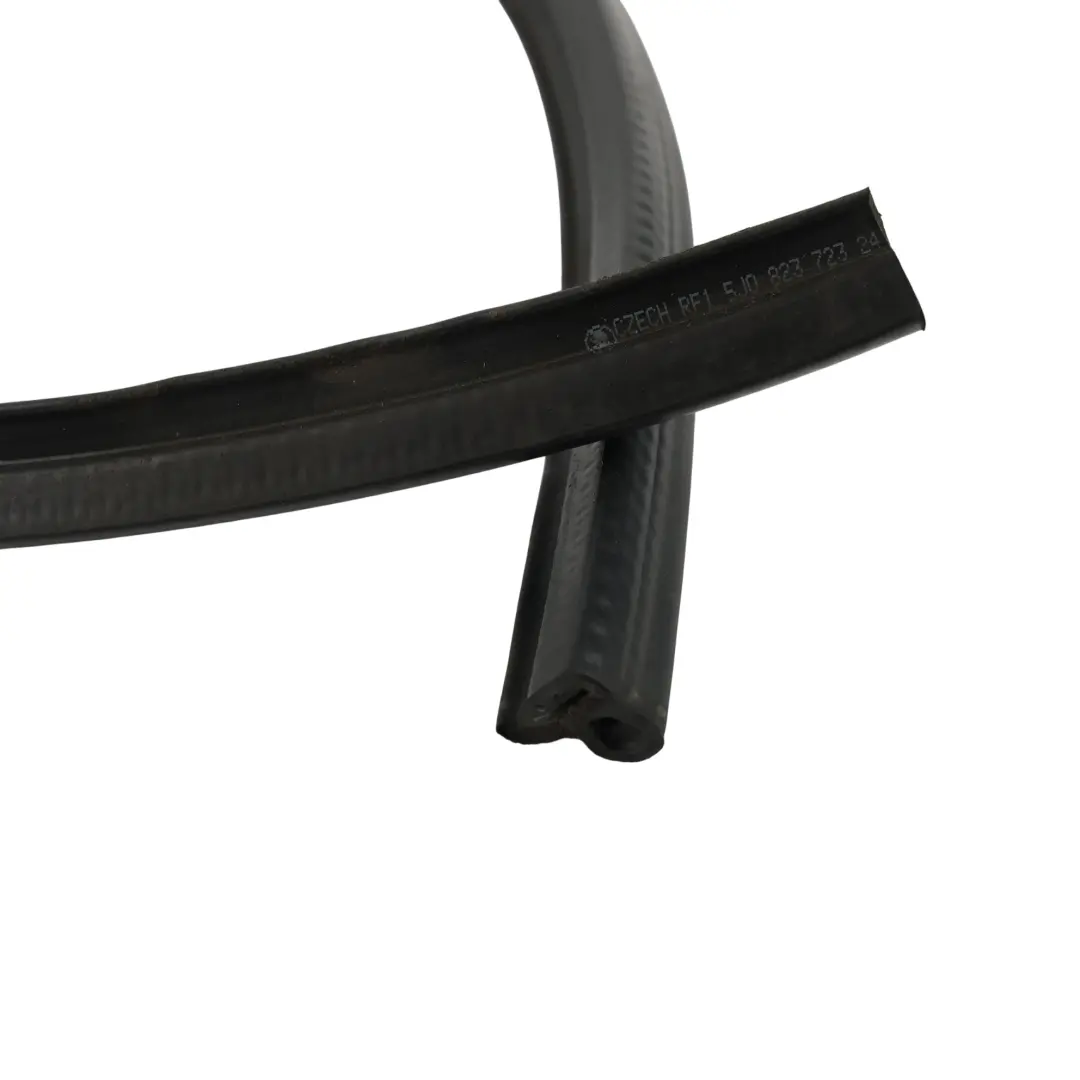 Guarnizione Cofano Motore Gomma per Skoda Fabia 54 58 5J Roomster 5J con numero di parte 5J0823723 Skoda Fabia 54 58 5J Roomster 5J Guarnizione Cofano Motore Gomma - SKU 5J0823723 - Numero di parte 5J0823723