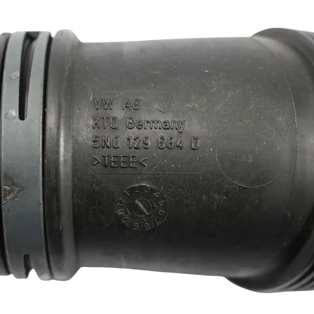 Tubo Condotto Aspirazione Aria 1.4 TSI per Volkswagen Sharan 5N con numero di parte 5N0129684D Volkswagen Sharan 5N Tubo Condotto Aspirazione Aria 1.4 TSI - SKU 5N0129684D - Numero di parte 5N0129684D