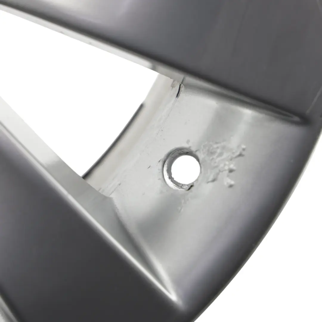 Cerchio in lega argento 17" razze radiali 244 7,5J ET:20 per BMW E60 E61 con numero di parte 6777347 BMW E60 E61 Cerchio in lega argento 17" razze radiali 244 7,5J ET:20 - SKU 6777347-1 - Numero di parte 6777347