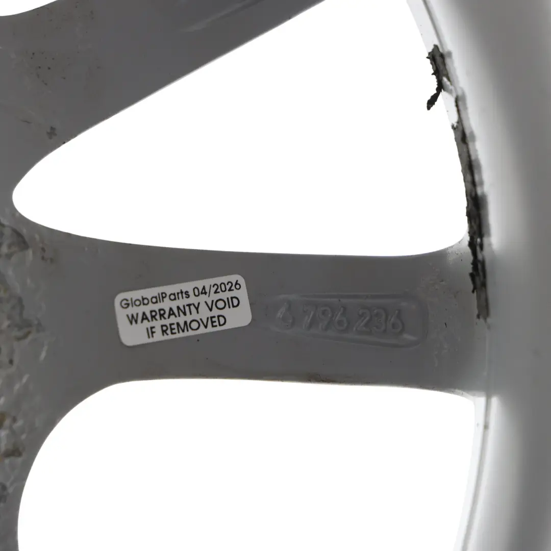 Cerchio in lega argento 16" 7J ET:31 V-spoke 390 per BMW F30 F31 F36 con numero di parte 6796236 BMW F30 F31 F36 Cerchio in lega argento 16" 7J ET:31 V-spoke 390 - SKU 6796236-2 - Numero di parte 6796236