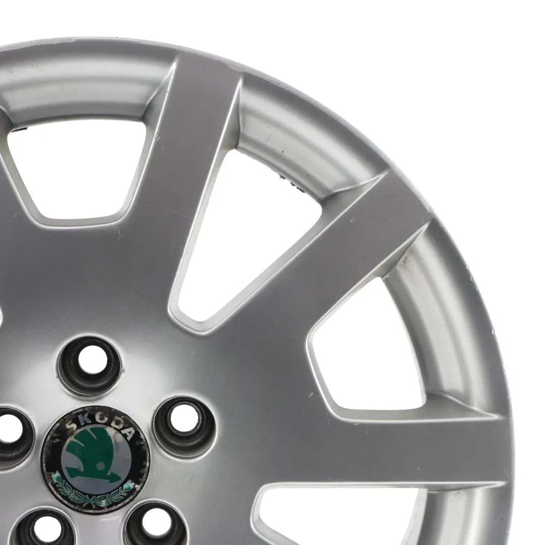 MK1 6Y VRS Llanta Aleación Plata 16" 6,5JX16H2 ET:37 para Skoda Fabia con número de pieza 6Y0601025M Skoda Fabia MK1 6Y VRS Llanta Aleación Plata 16" 6,5JX16H2 ET:37 - SKU 6Y0601025M-2 - Número de pieza 6Y0601025M