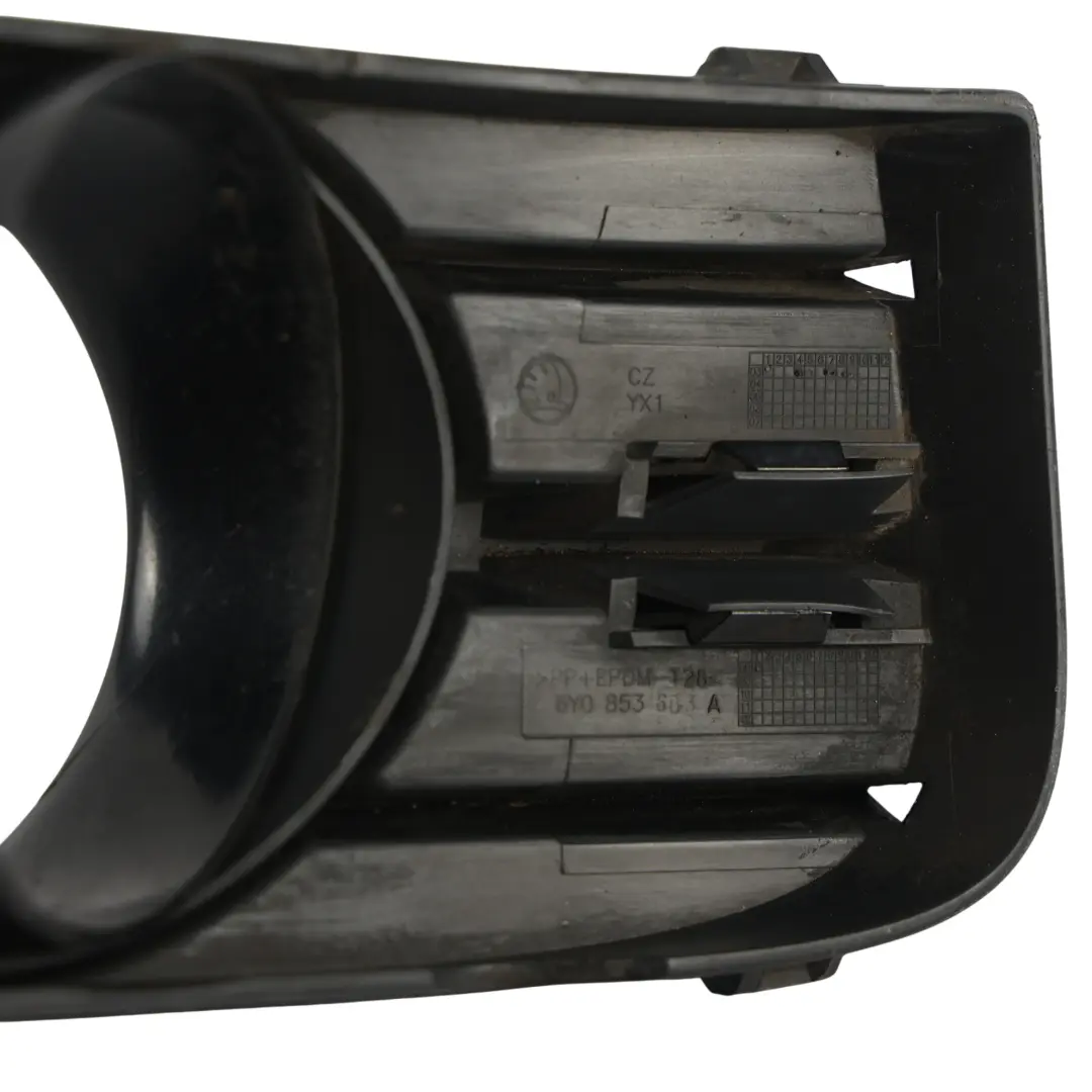 Skoda Fabia Mk1 RS Kratka Zderzaka Przednia Lewa Czarna - SKU 6Y0853683A - Numer Części 6Y0853683A
