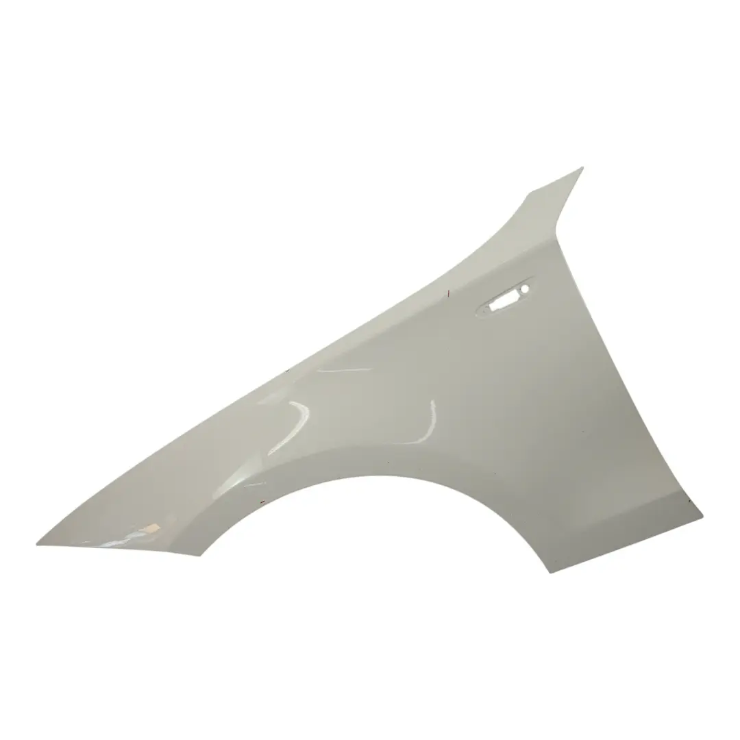 BMW E81 E87 Pannello laterale parafango anteriore sinistro Alpinweiss White 300 - SKU 7133227-AW2 - Numero di parte 7133227