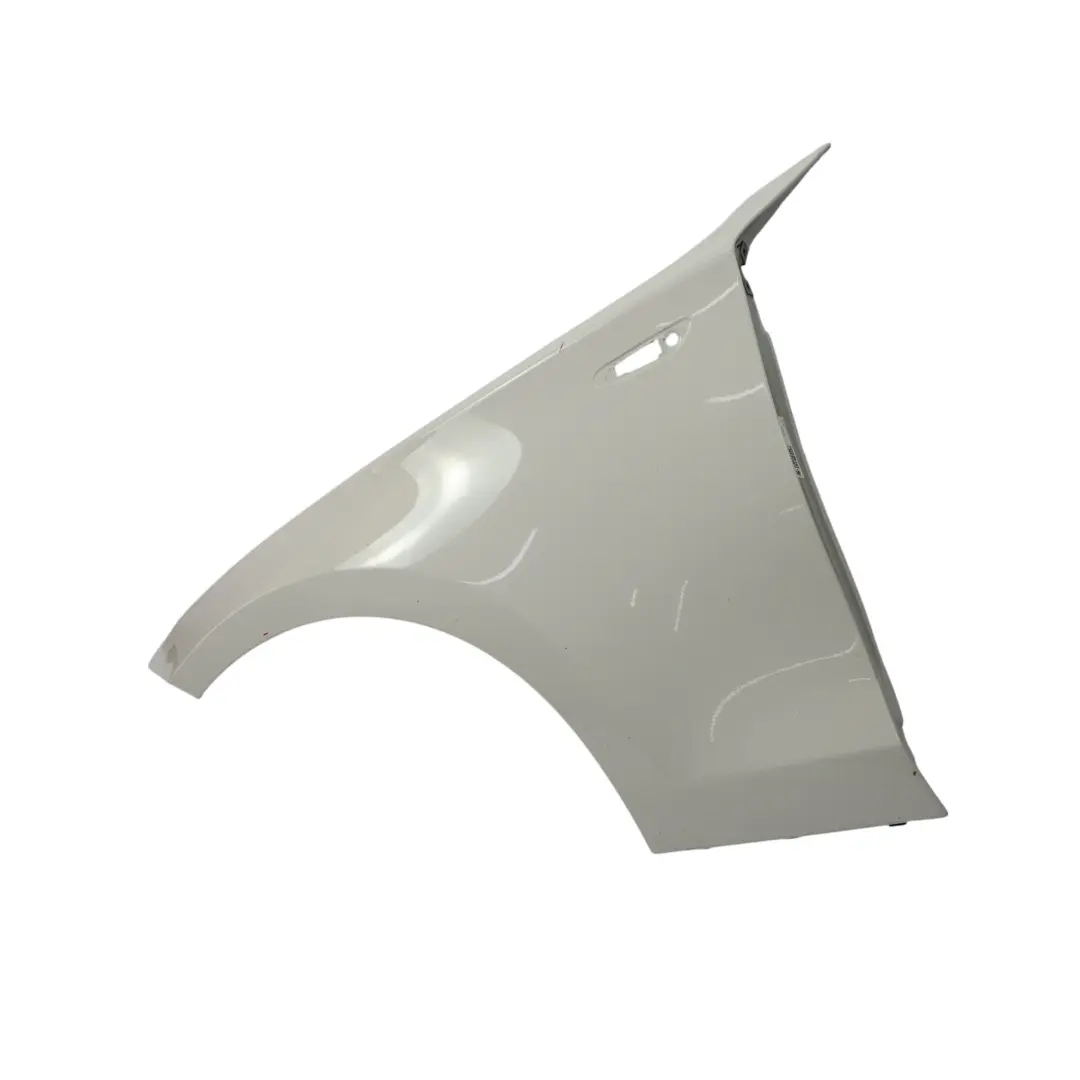 Pannello laterale parafango anteriore sinistro Alpinweiss White 300 per BMW E81 E87 con numero di parte 7133227 BMW E81 E87 Pannello laterale parafango anteriore sinistro Alpinweiss White 300 - SKU 7133227-AW2 - Numero di parte 7133227