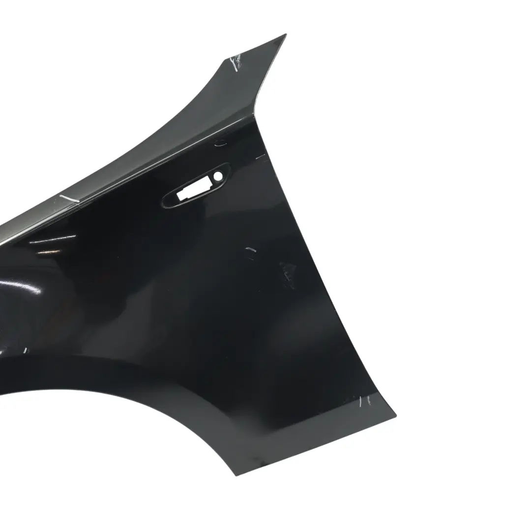 Panel Lateral Guardabarros Delantero Izquierdo Negro Zafiro - 475 para BMW E81 E87 con número de pieza 7133227 BMW E81 E87 Panel Lateral Guardabarros Delantero Izquierdo Negro Zafiro - 475 - SKU 7133227-BS2 - Número de pieza 7133227