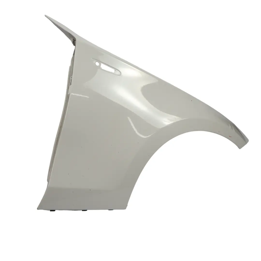 Pannello Laterale Parafango Anteriore Destro Alpinweiss Bianco - 300 per BMW E81 E87 con numero di parte 7133228 BMW E81 E87 Pannello Laterale Parafango Anteriore Destro Alpinweiss Bianco - 300 - SKU 7133228-AW - Numero di parte 7133228