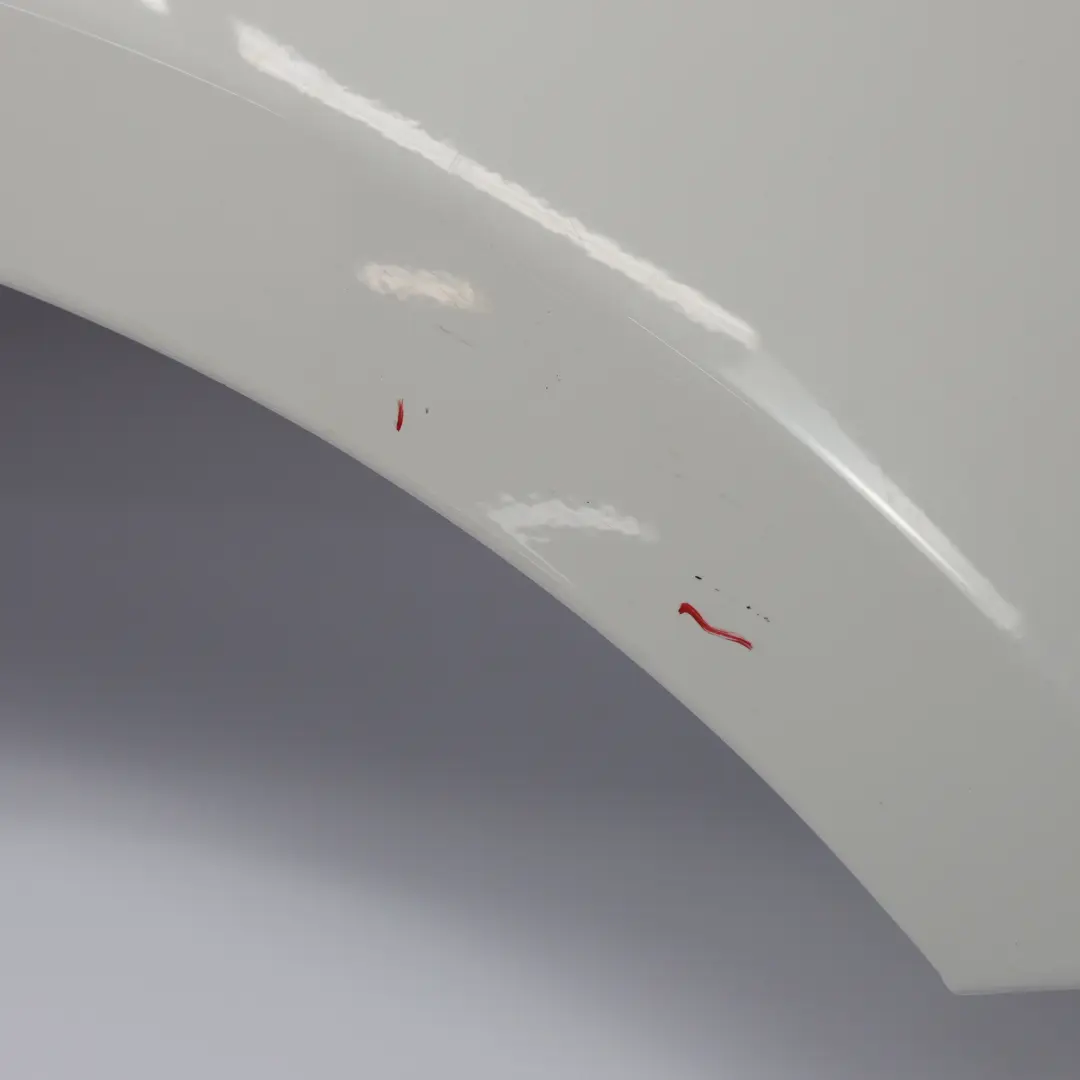 BMW E81 E87 Pannello Laterale Parafango Anteriore Destro Alpinweiss Bianco - 300 - SKU 7133228-AW - Numero di parte 7133228