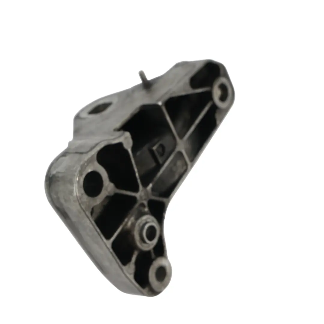 Wspornik Łapa Silnika Prawy 2.5 TDI do Volkswagen Transporter T5 o numerze 7H0199207B Volkswagen Transporter T5 Wspornik Łapa Silnika Prawy 2.5 TDI - SKU 7H0199207B - Numer Części 7H0199207B