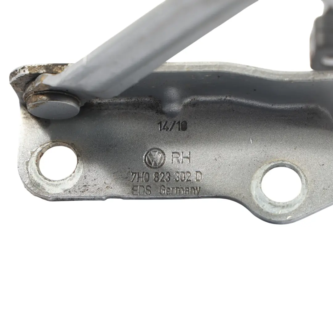 Zawias Maski Prawy Srebrny Reflex Silver A7W do Volkswagen Transporter T5 o numerze 7H0823302D Volkswagen Transporter T5 Zawias Maski Prawy Srebrny Reflex Silver A7W - SKU 7H0823302D-RES - Numer Części 7H0823302D