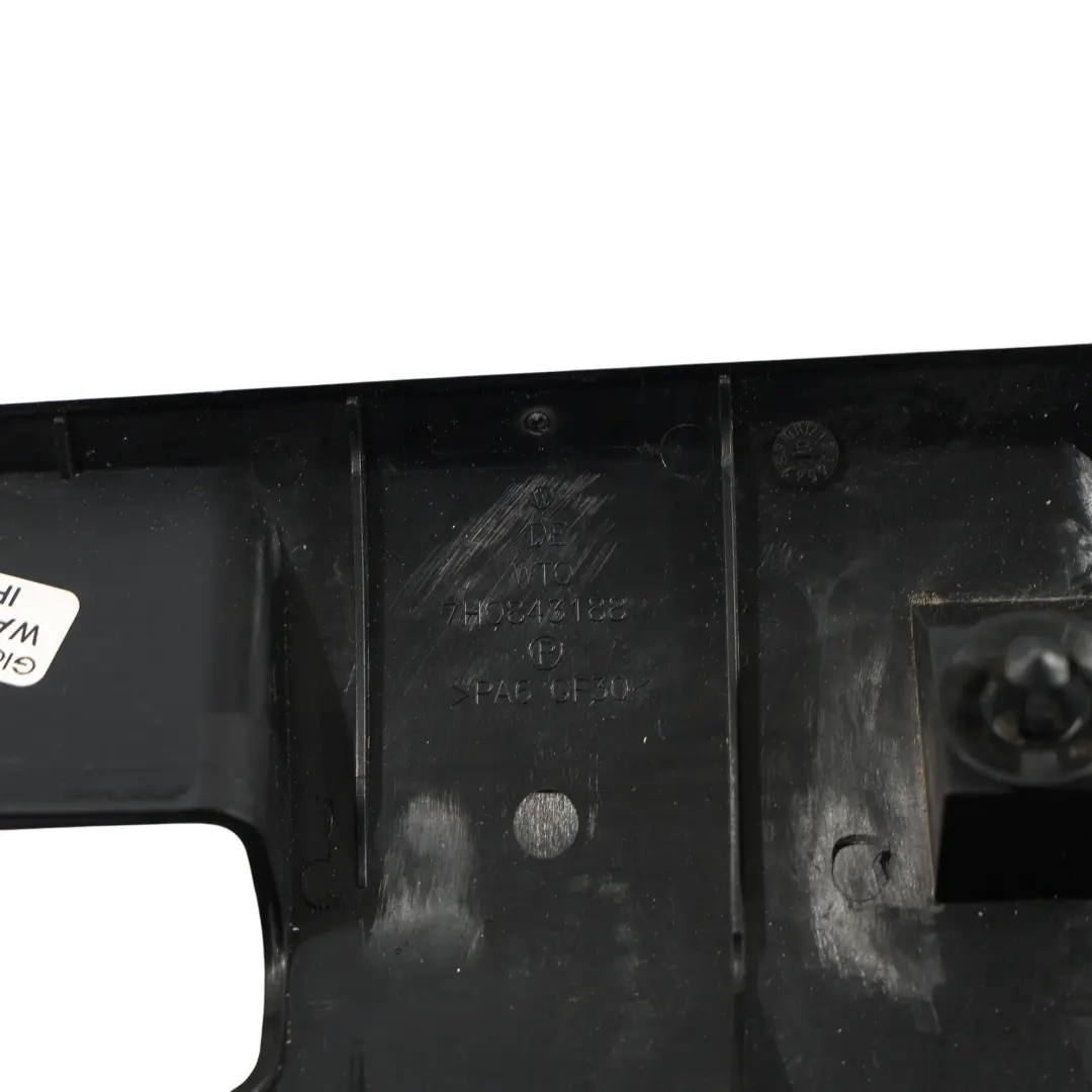 VW Transporter T5 Osłona Klamki Drzwi Bocznych Przesuwnych Prawa - SKU 7H0843188 - Numer Części 7H0843188