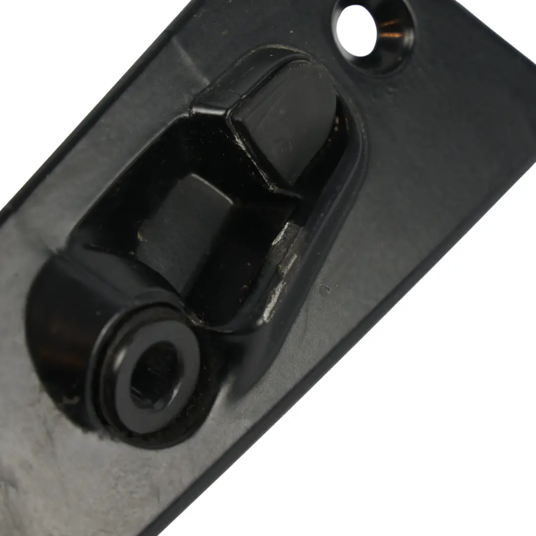 Placa Enganche Puerta Corredera Derecha para Volkswagen Transporter T5 con número de pieza 7H0843640F Volkswagen Transporter T5 Placa Enganche Puerta Corredera Derecha - SKU 7H0843640F - Número de pieza 7H0843640F