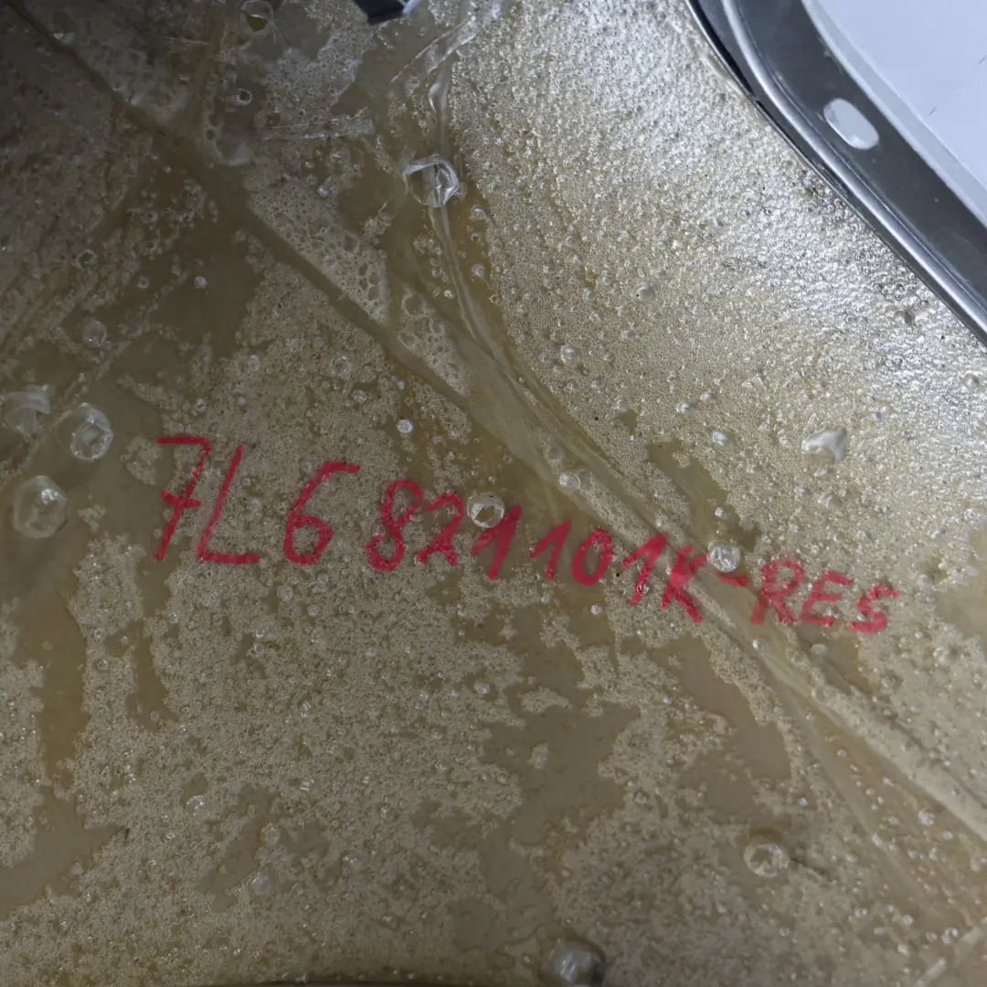 7L Błotnik Przedni Lewy Srebrny Reflex Metalik A7W do Volkswagen Touareg o numerze 7L6821101K Volkswagen Touareg 7L Błotnik Przedni Lewy Srebrny Reflex Metalik A7W - SKU 7L6821101K-RES - Numer Części 7L6821101K