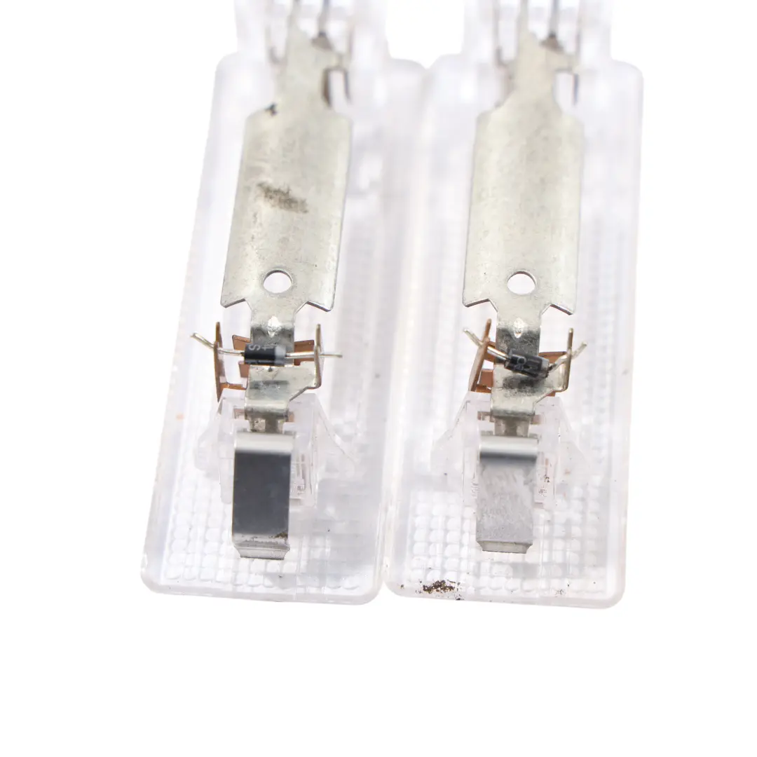 7L Luce Interna Bagagliaio Posteriore SET per Volkswagen Touareg con numero di parte 7L6947101A Volkswagen Touareg 7L Luce Interna Bagagliaio Posteriore SET - SKU 7L6947101A-1 - Numero di parte 7L6947101A