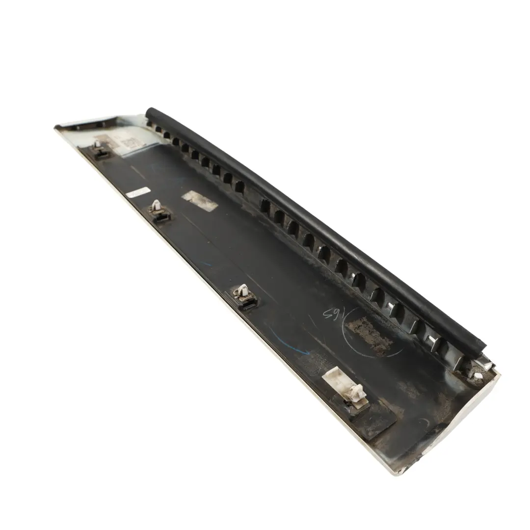 Moldura Puerta M Sport Trasera Derecha Blanco Alpine para BMW X3 F25 con número de pieza 8052084 BMW X3 F25 Moldura Puerta M Sport Trasera Derecha Blanco Alpine - SKU 8052084 - Número de pieza 8052084