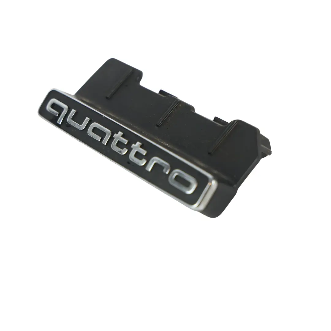 Stemma Griglia Anteriore Scritta Quattro per Audi Q5 FY con numero di parte 80A853736D Audi Q5 FY Stemma Griglia Anteriore Scritta Quattro - SKU 80A853736D - Numero di parte 80A853736D