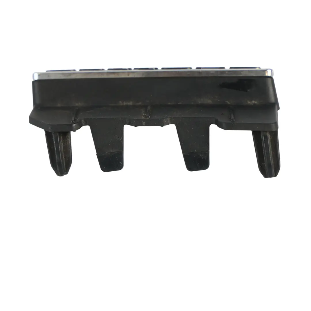 Stemma Griglia Anteriore Scritta Quattro per Audi Q5 FY con numero di parte 80A853736D Audi Q5 FY Stemma Griglia Anteriore Scritta Quattro - SKU 80A853736D - Numero di parte 80A853736D