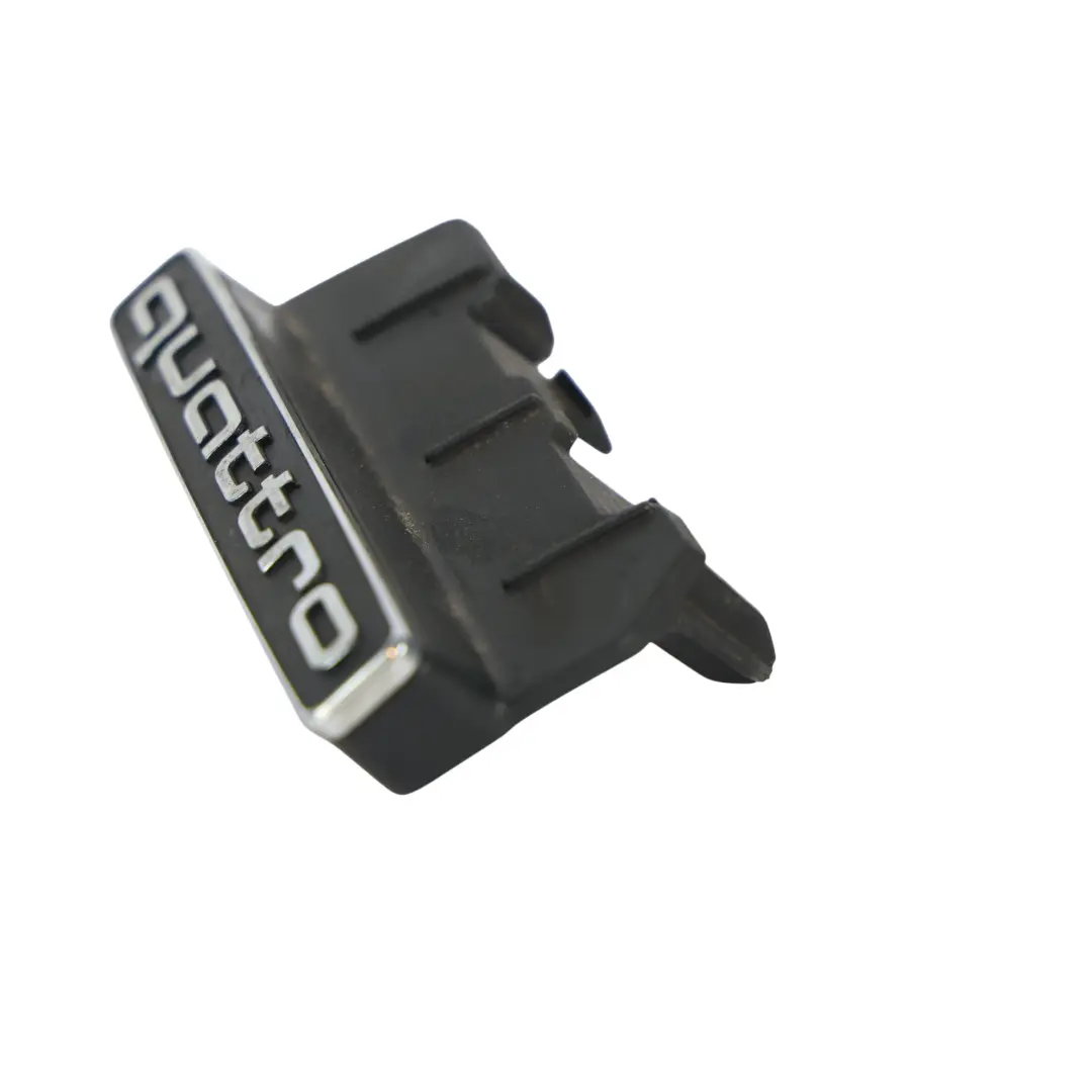 Emblema Insignia Parrilla Delantera Quattro para Audi Q5 FY con número de pieza 80A853736D Audi Q5 FY Emblema Insignia Parrilla Delantera Quattro - SKU 80A853736D - Número de pieza 80A853736D