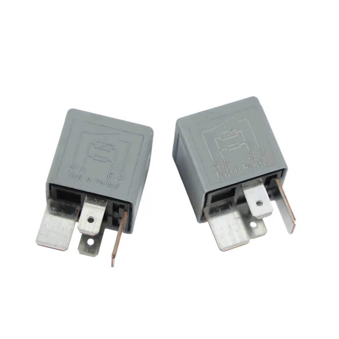Relais Einheit Modul 4 Pins Nummer 370 Set 2 Stück für Audi Q7 4L mit Teilenummer 8D0951253 Audi Q7 4L Relais Einheit Modul 4 Pins Nummer 370 Set 2 Stück - SKU 8D0951253-2 - Teilenummer 8D0951253