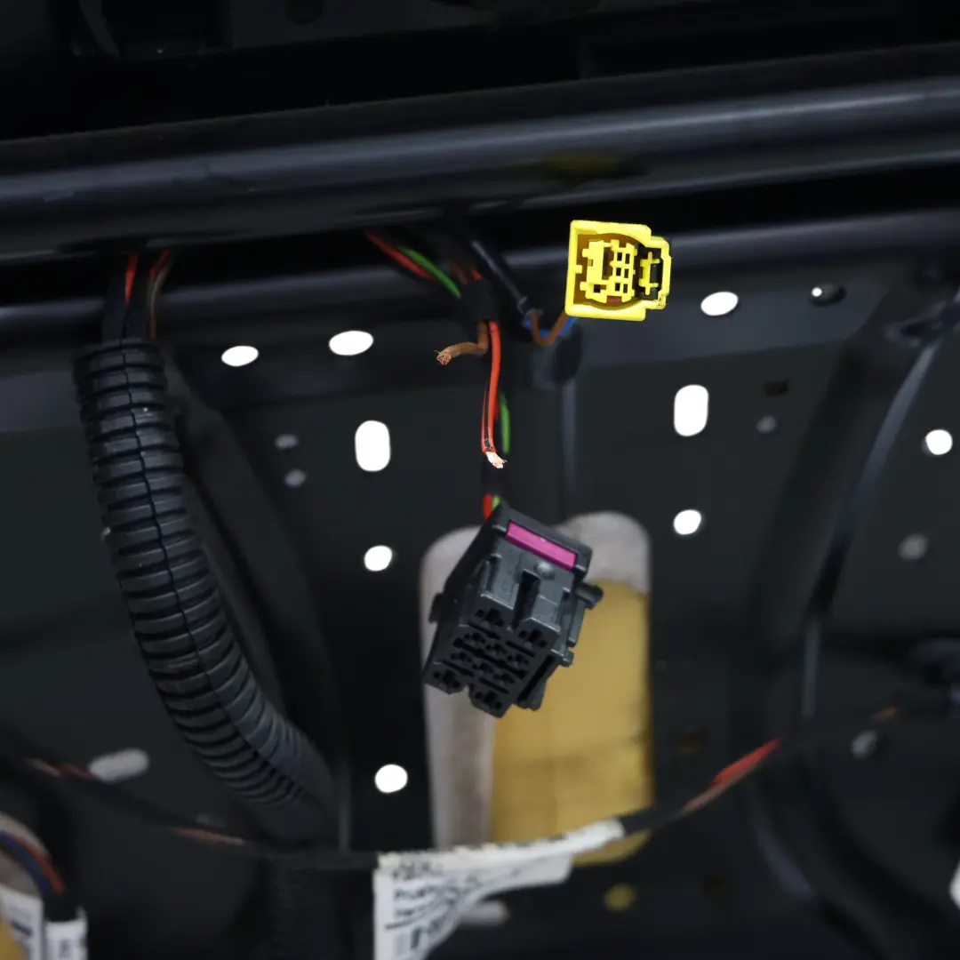 Fotel Przedni Sport S-Line Półskóra Czarny Szary Prawy do Audi A4 B8 o numerze 8K0881806BG Audi A4 B8 Fotel Przedni Sport S-Line Półskóra Czarny Szary Prawy - SKU 8K0881806BG-1 - Numer Części 8K0881806BG