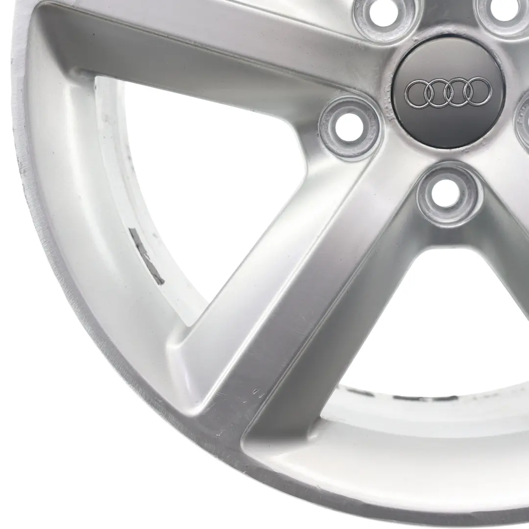 Jante argentée en alliage 17" 7,5J ET:56 pour Audi A3 8P à propos du numéro de pièce 8P0601025AL Audi A3 8P Jante argentée en alliage 17" 7,5J ET:56 - SKU 8P0601025AL-1 - Numéro de pièce 8P0601025AL