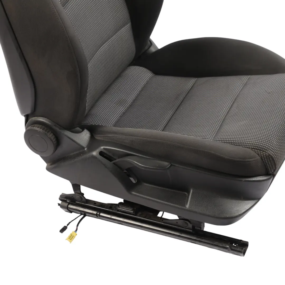 Asiento Delantero Derecho Interior Asiento Tela Negro Plata para Audi A3 8P con número de pieza 8P0881806CJ-1 Audi A3 8P Asiento Delantero Derecho Interior Asiento Tela Negro Plata - SKU 8P0881806CJ-1 - Número de pieza 8P0881806CJ-1