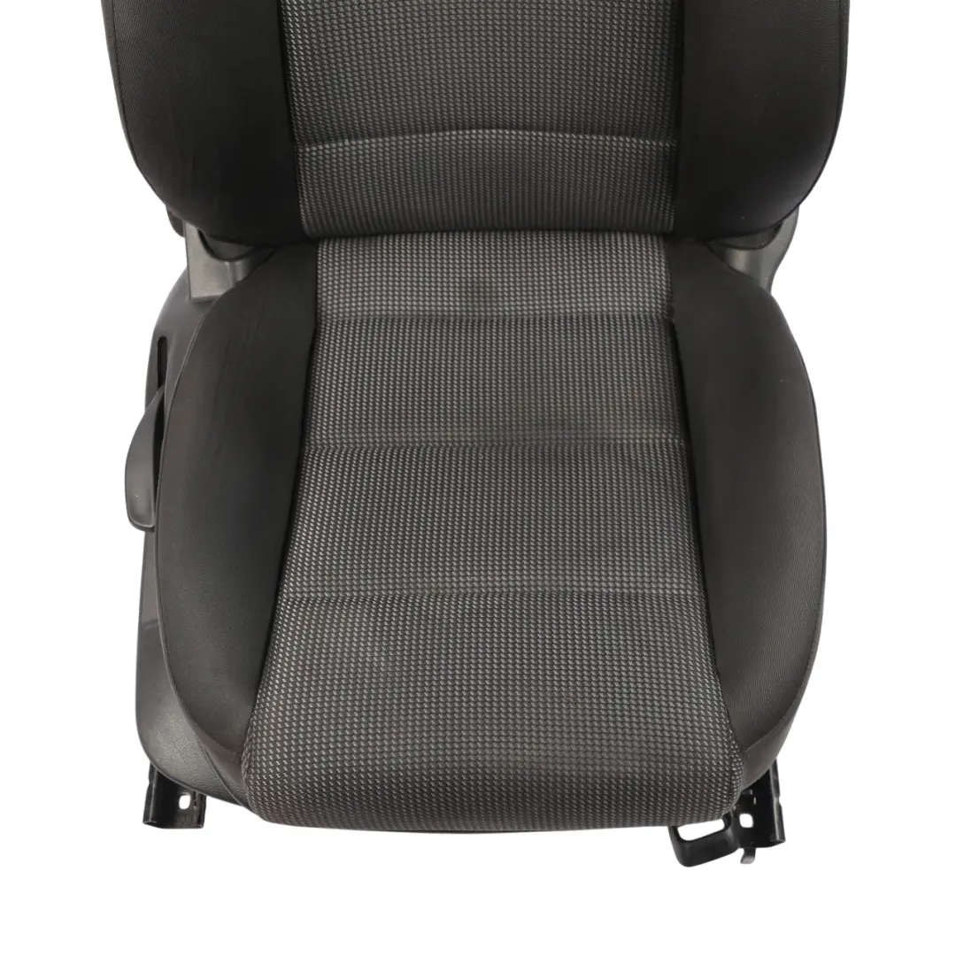 Asiento Delantero Derecho Interior Asiento Tela Negro Plata para Audi A3 8P con número de pieza 8P0881806CJ-1 Audi A3 8P Asiento Delantero Derecho Interior Asiento Tela Negro Plata - SKU 8P0881806CJ-1 - Número de pieza 8P0881806CJ-1