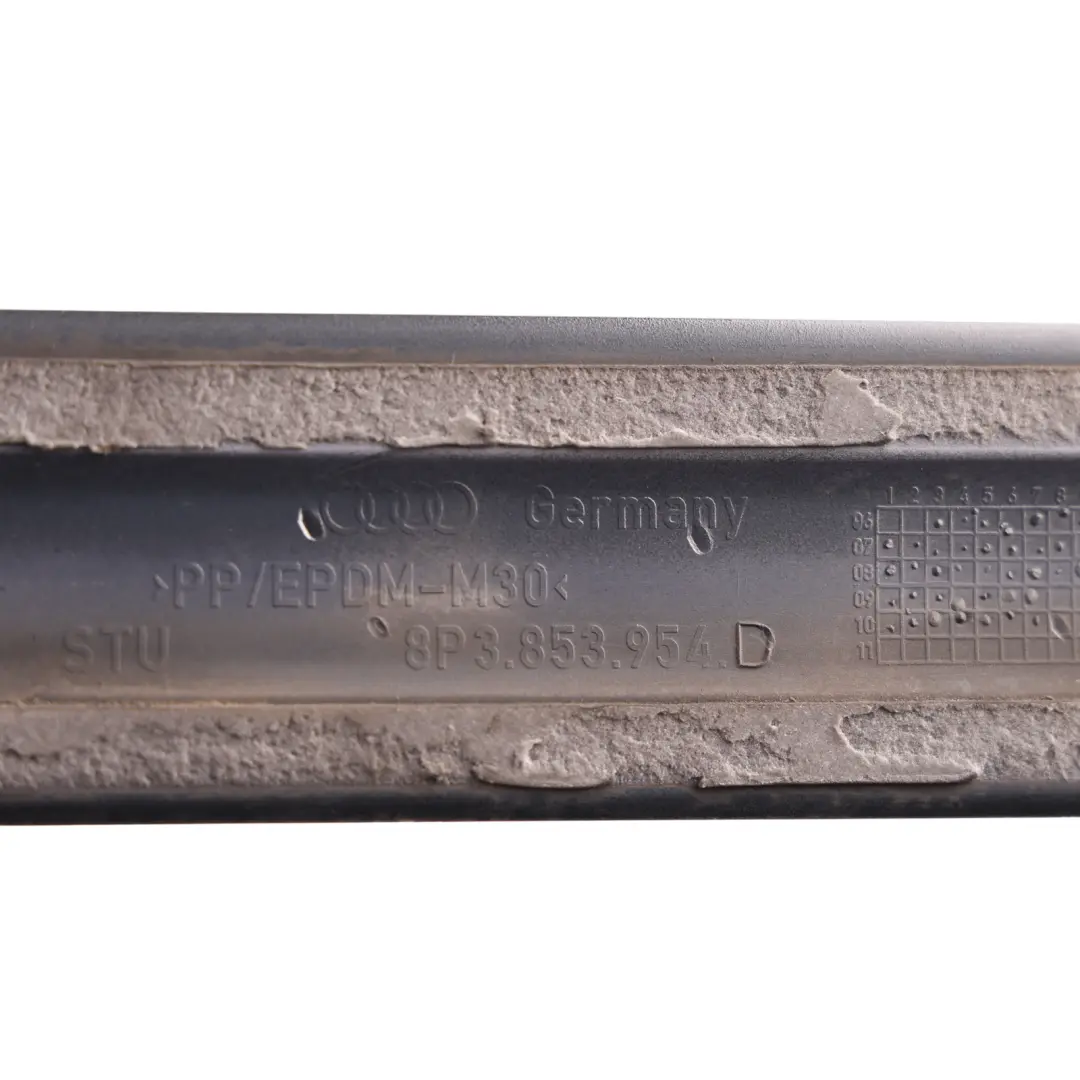 Listwa Drzwi Przednia Prawa Czarny Phantom Z9Y do Audi A3 8P o numerze 8P3853954D Audi A3 8P Listwa Drzwi Przednia Prawa Czarny Phantom Z9Y - SKU 8P3853954D-PHB - Numer Części 8P3853954D