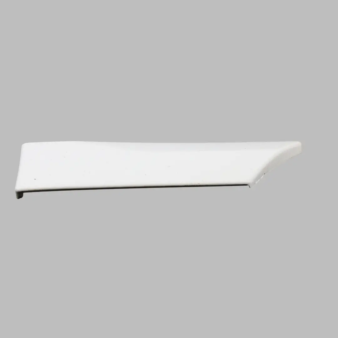 Moldura Puerta Trasera Izquierda Blanco Ibis Y9C para Audi A3 8P con número de pieza 8P4853699 Audi A3 8P Moldura Puerta Trasera Izquierda Blanco Ibis Y9C - SKU 8P4853699-IWH - Número de pieza 8P4853699