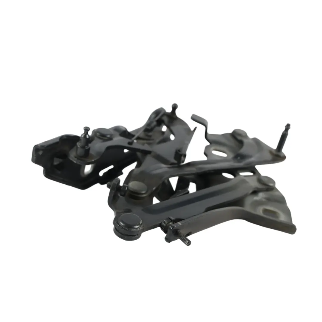 Zawias Maski Prawy Szary Manhattan X7L do Audi A4 B9 o numerze 8W0823302E Audi A4 B9 Zawias Maski Prawy Szary Manhattan X7L - SKU 8W0823302E-MAGR - Numer Części 8W0823302E